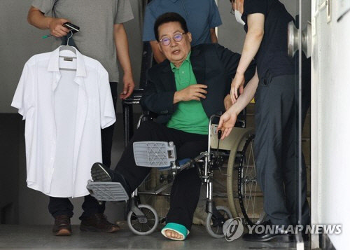 박지원 전 국가정보원장이 지난 8월 16일 오전 검찰의 압수수색을 마치고 여의도 자택을 나서고 있다. '서해 공무원 피격 사건' 기록 삭제·조작 의혹 등을 수사 중인 검찰은 이날 박 전 원장과 서욱 전 국방부 장관의 자택을 압수수색했다.  연합뉴스
